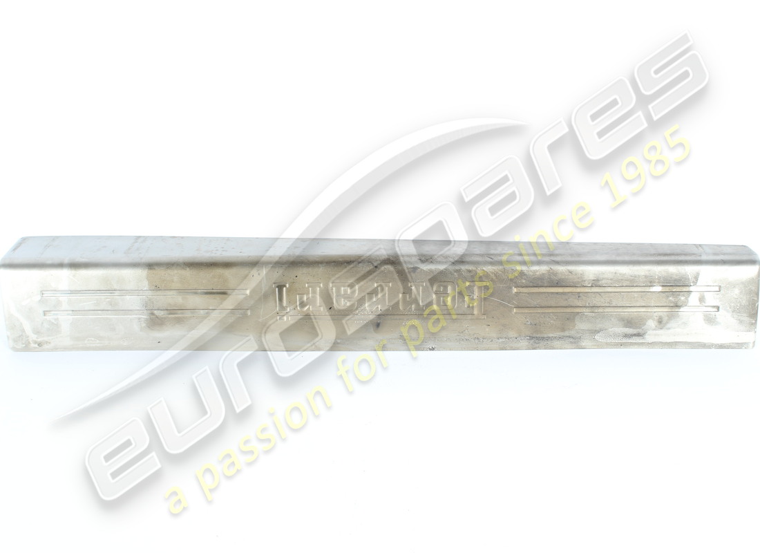 damaged ferrari rh kickplate. part number 88825500 (2)