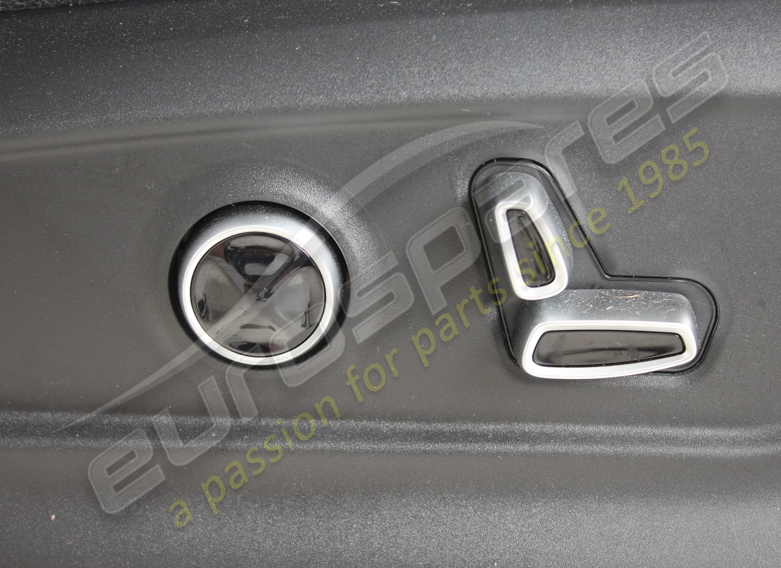 DAMAGED MASERATI FRONT RH SEAT ASSEMBLY. PART NUMBER 670207074 (4) damaged maserati front rh seat assembly. part number 670207074 (4)