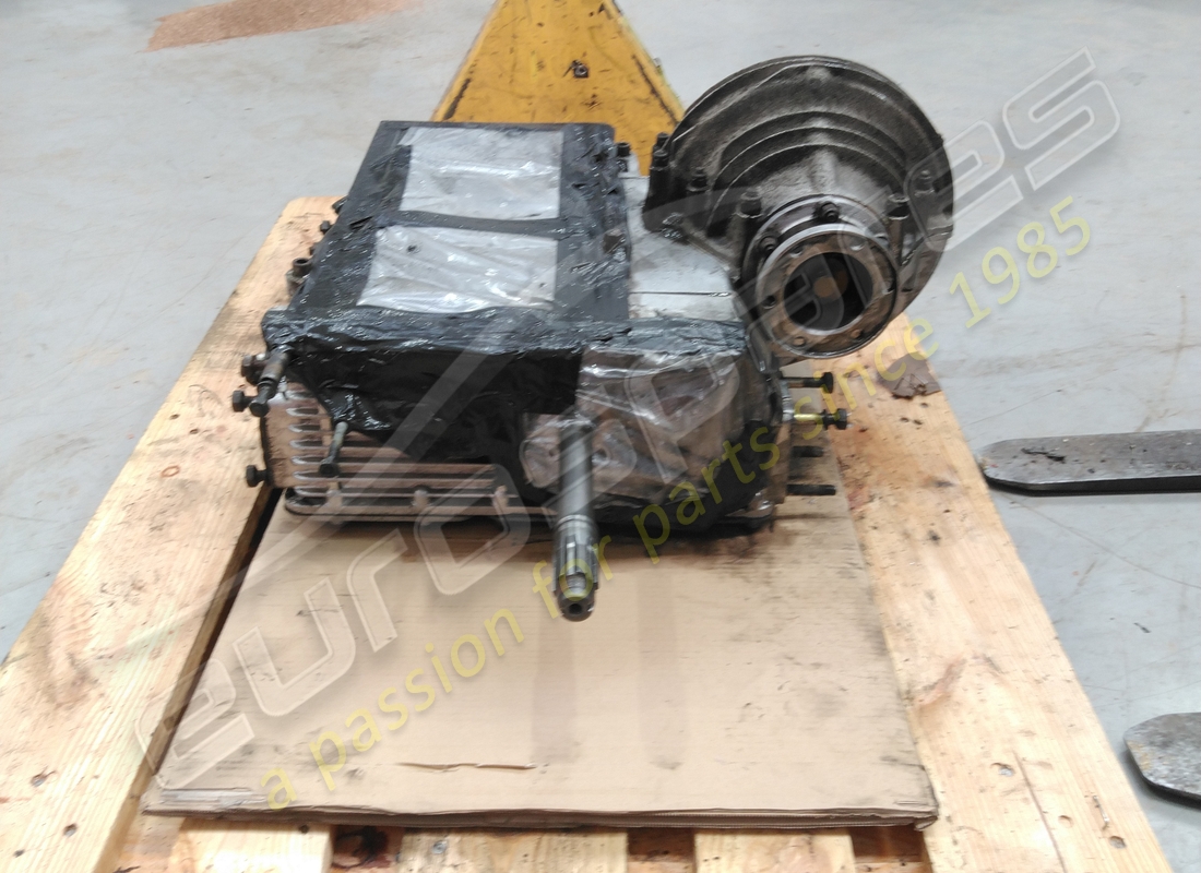 USED FERRARI GEARBOX CASING COMPLETE. PART NUMBER 109586 (2) used ferrari gearbox casing complete. part number 109586 (2)