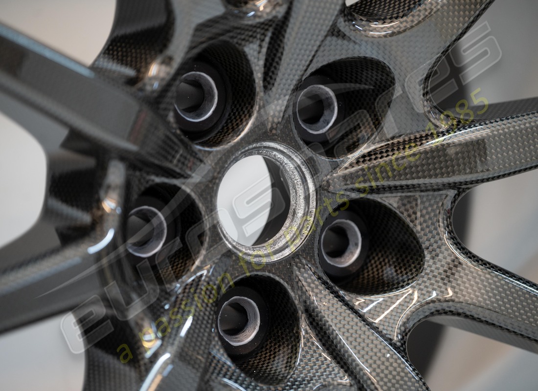 new ferrari carbon fiber wheels set + titanium bolts. part number 70005638 (3)