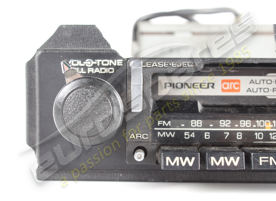 damaged ferrari radio with cassette ceiling. part number 119701 (3)