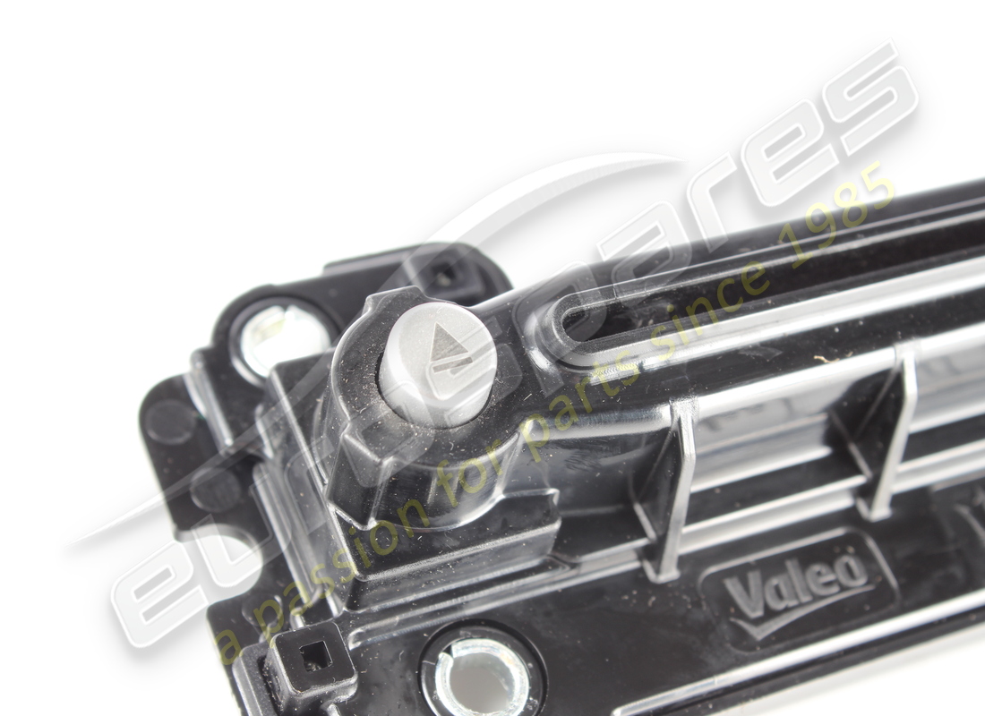 USED MASERATI EJECT CTR BOTTON. PART NUMBER 670020772 (3) used maserati eject ctr botton. part number 670020772 (3)