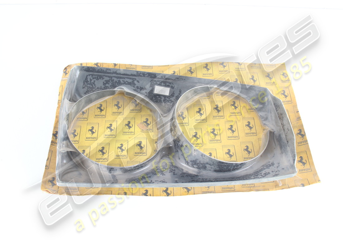 NEW Ferrari RH HEAD LAMP SURROUND . PART NUMBER 61527200 (1)