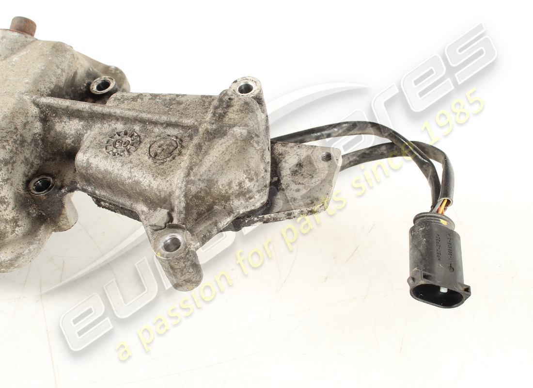 used maserati actuator with cover. part number 183064 (3)