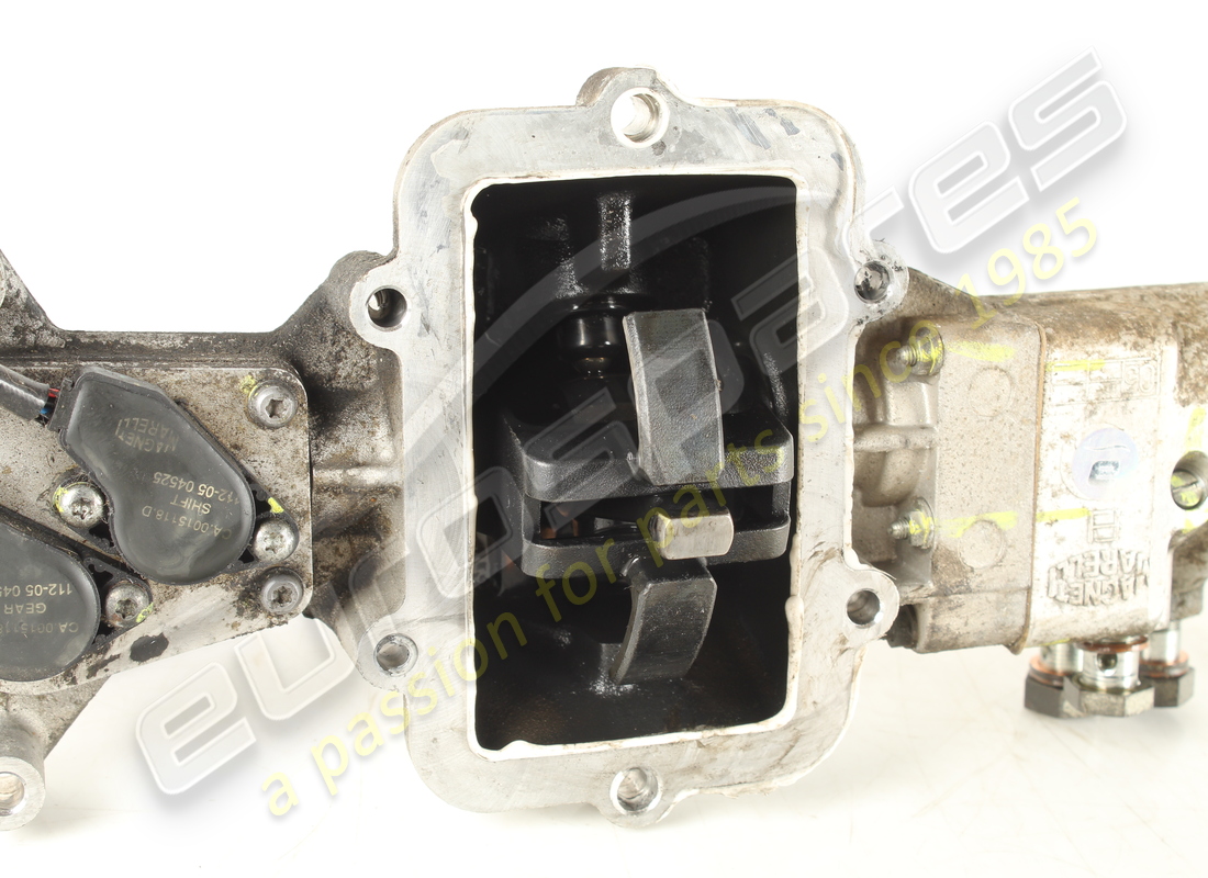 used maserati actuator with cover. part number 183064 (7)