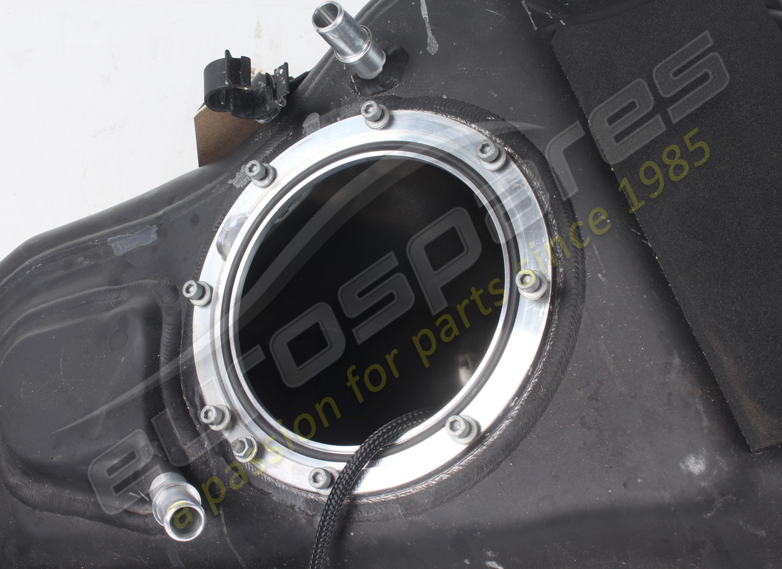 USED FERRARI RH FUEL TANK WITH CAPS AND PAINT AND VIBRATION DAMPERS. PART NUMBER 780722 (3) used ferrari rh fuel tank with caps and paint and vibration dampers. part number 780722 (3)