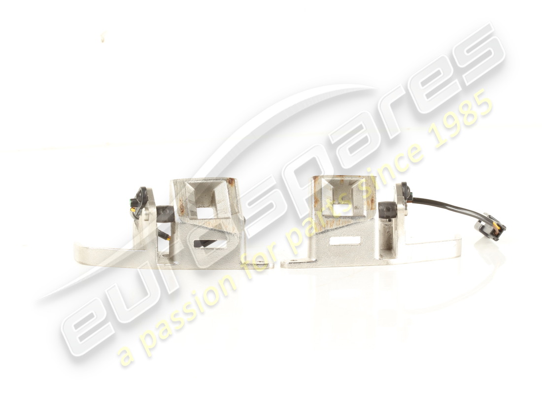 USED FERRARI KIT LH & RH FRONT LATCH. PART NUMBER 70001633 (6) used ferrari kit lh & rh front latch. part number 70001633 (6)