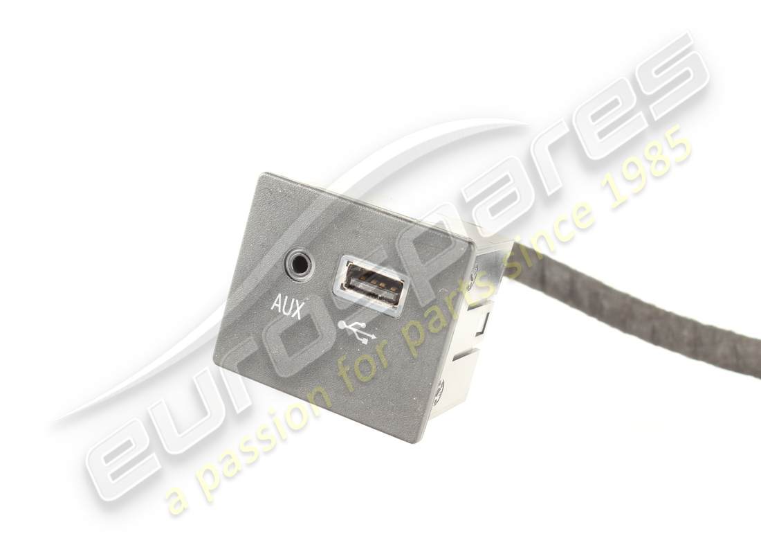 used maserati aux+usb socket in central tu. part number 670009770 (2)
