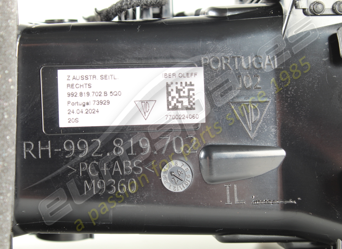 NEW PORSCHE AIR VENT RIGHT BLACK. PART NUMBER 992819702B5Q0 (4) new porsche air vent right black. part number 992819702b5q0 (4)