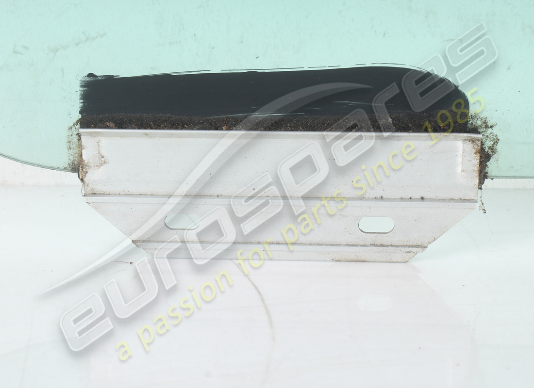 used maserati front rh door window glass. part number 377700630 (3)