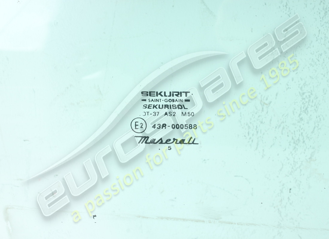 used maserati front rh door window glass. part number 377700630 (2)