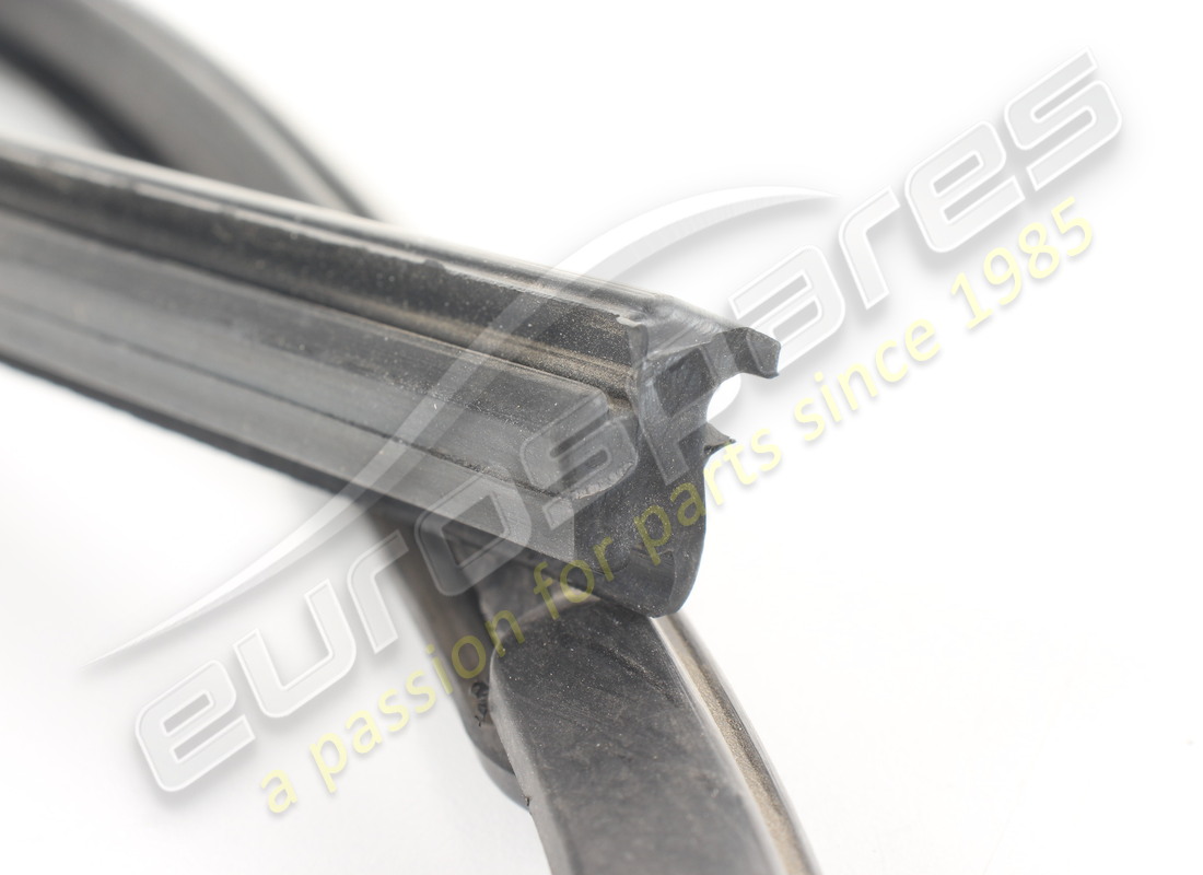new eurospares rh front quarter glass rubber. part number 20065009a (2)