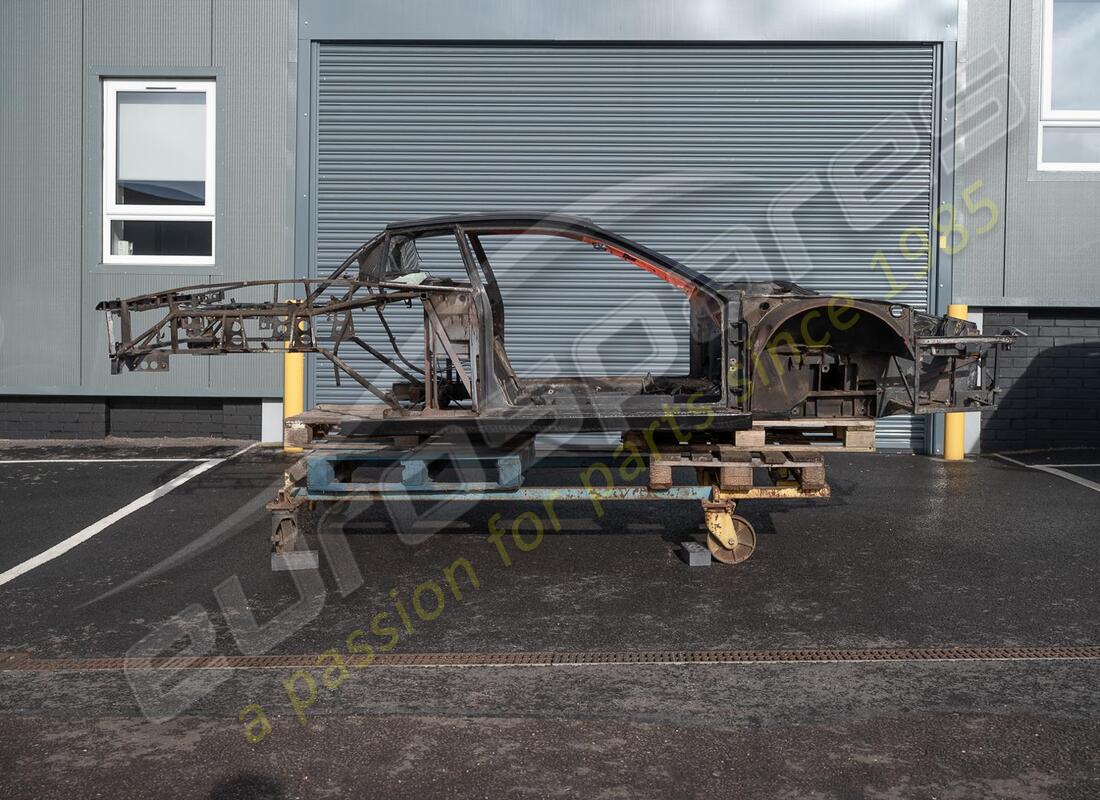 USED FERRARI FERRARI TESTAROSSA COMPLETE BODYSHELL. PART NUMBER 700006000 (8) used ferrari ferrari testarossa complete bodyshell. part number 700006000 (8)