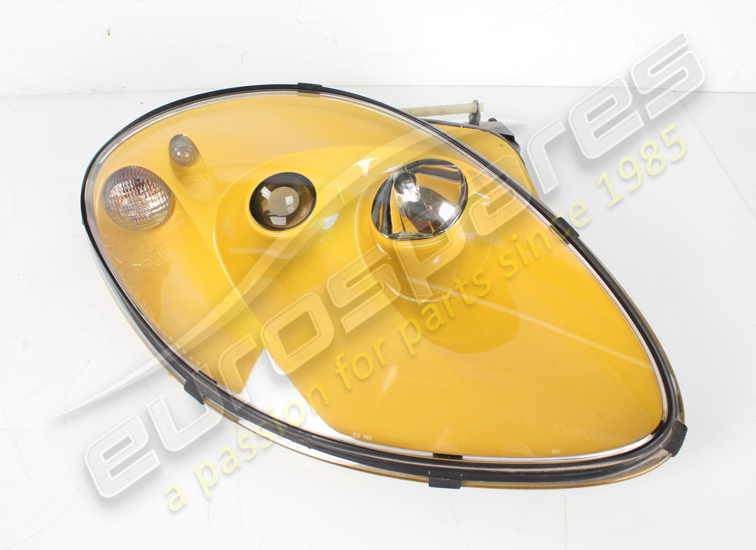 USED FERRARI RH LAMP ASSEMBLY RHD GIALLO MODENA. PART NUMBER 72001370 (1) used ferrari rh lamp assembly rhd giallo modena. part number 72001370 (1)