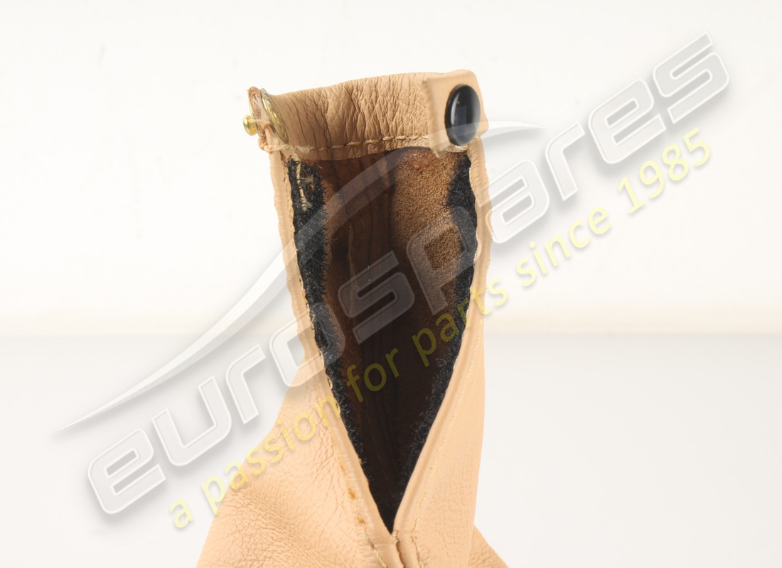 NEW (OTHER) MASERATI AUTOMATIC GEAR LEVER LEATHER SURROUND - LHD - BEIGE. PART NUMBER 981001301 (4) new (other) maserati automatic gear lever leather surround - lhd - beige. part number 981001301 (4)