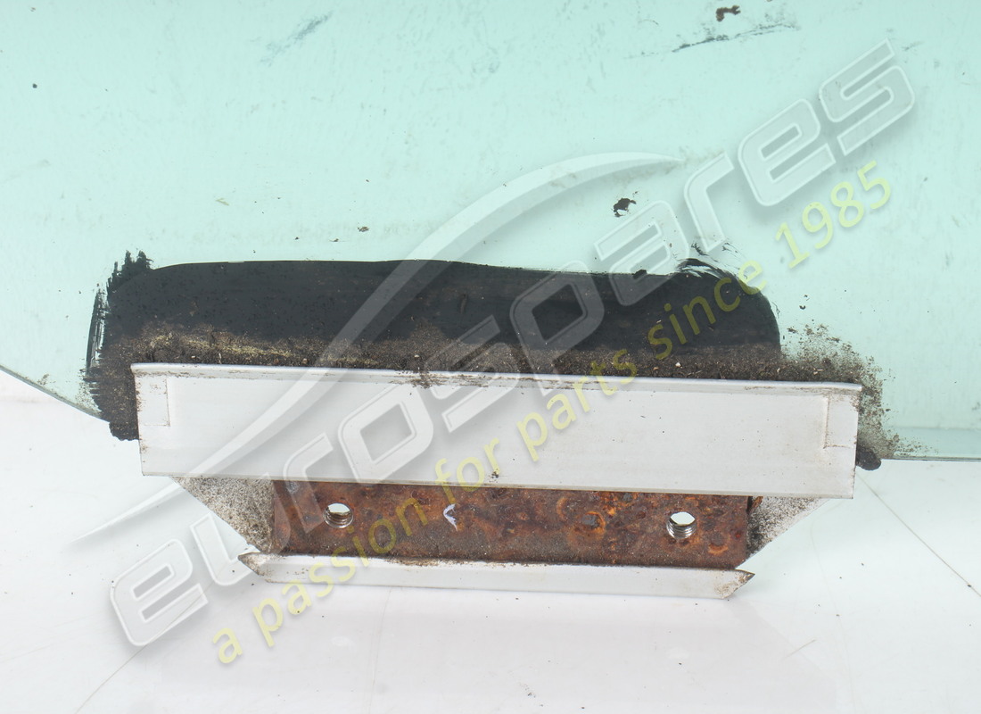 USED MASERATI FRONT LH DOOR WINDOW GLASS. PART NUMBER 377700629 (3) used maserati front lh door window glass. part number 377700629 (3)