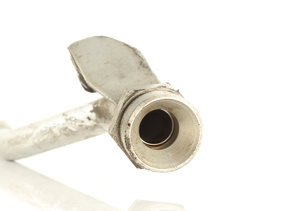 USED FERRARI OIL RETURN PIPE FROM ENGINE. PART NUMBER 272327 (4) used ferrari oil return pipe from engine. part number 272327 (4)