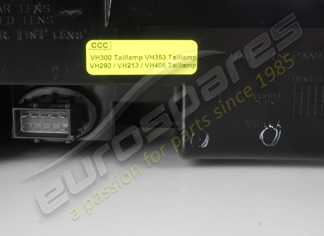 NEW ASTON MARTIN LEFT REAR LIGHT (LE MANS CLEAR). PART NUMBER 8D333710141 (4) new aston martin left rear light (le mans clear). part number 8d333710141 (4)