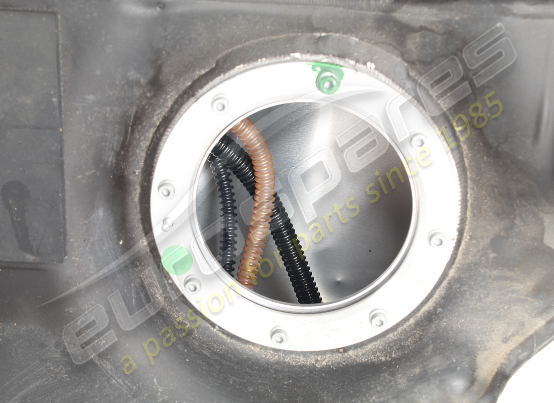 USED FERRARI FUEL TANK. PART NUMBER 269702 (3) used ferrari fuel tank. part number 269702 (3)