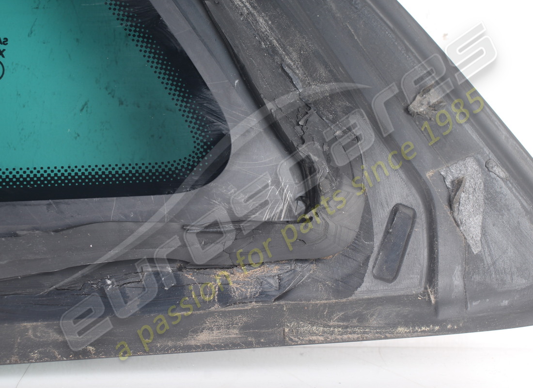 used ferrari rh rear quarterlight. part number 86871100 (4)