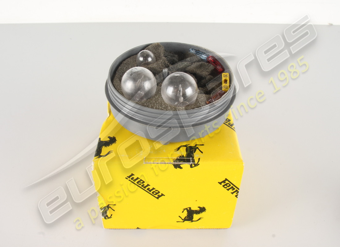 NEW FERRARI BOX WITH SPARE BULBS. PART NUMBER 138672 (1) new ferrari box with spare bulbs. part number 138672 (1)