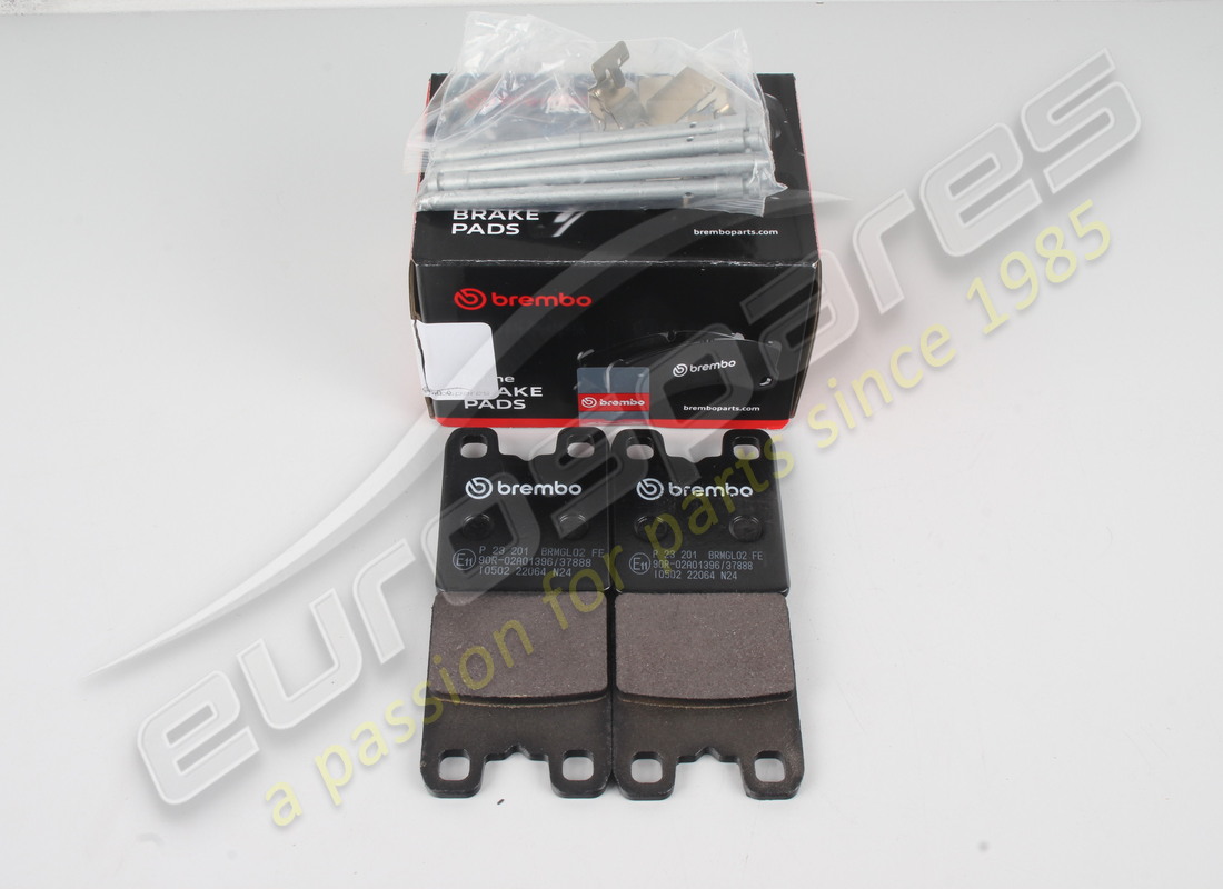 new oe hand brake pad set. part number 673010332 (1)