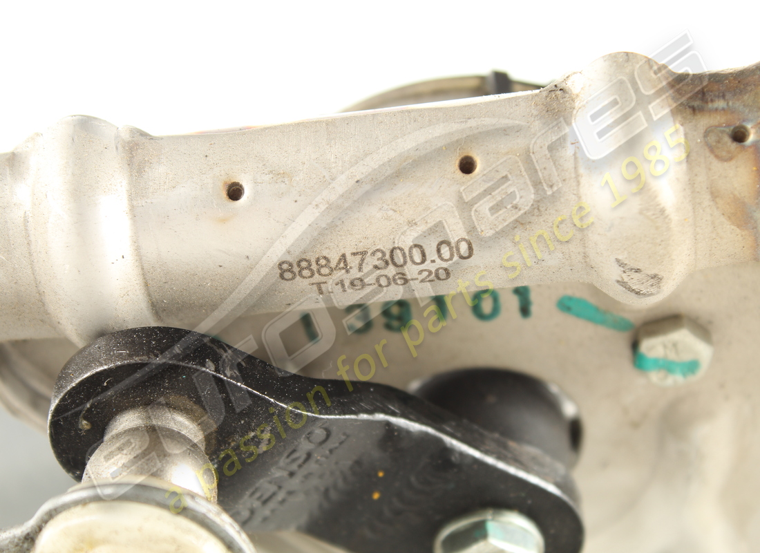 used ferrari complete windscreen wiper assembly. part number 88847300 (5)