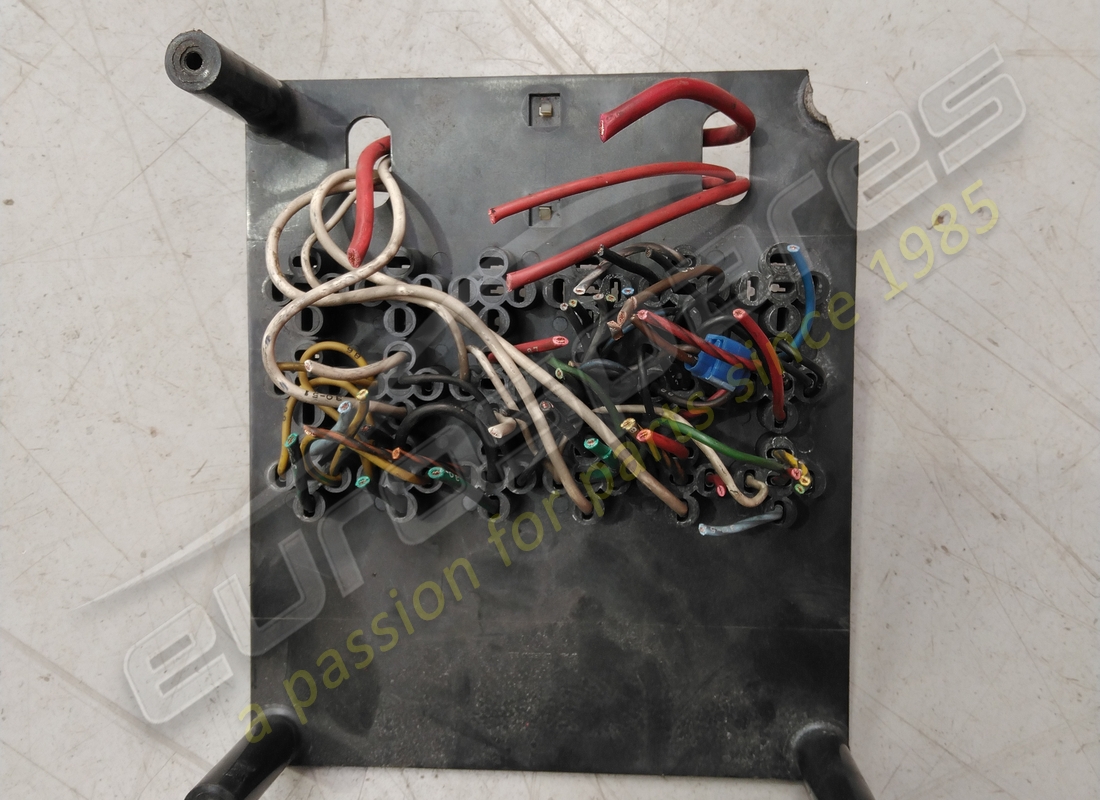 USED FERRARI SWITCH BOX. PART NUMBER 40022303 (2) used ferrari switch box. part number 40022303 (2)