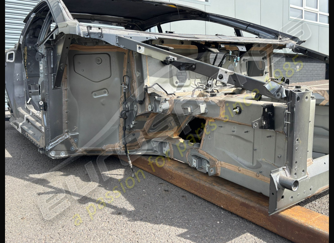 USED LAMBORGHINI COMPLETE RHD BODYSHELL - COUPE. PART NUMBER EAP1564154 (4) used lamborghini complete rhd bodyshell - coupe. part number eap1564154 (4)