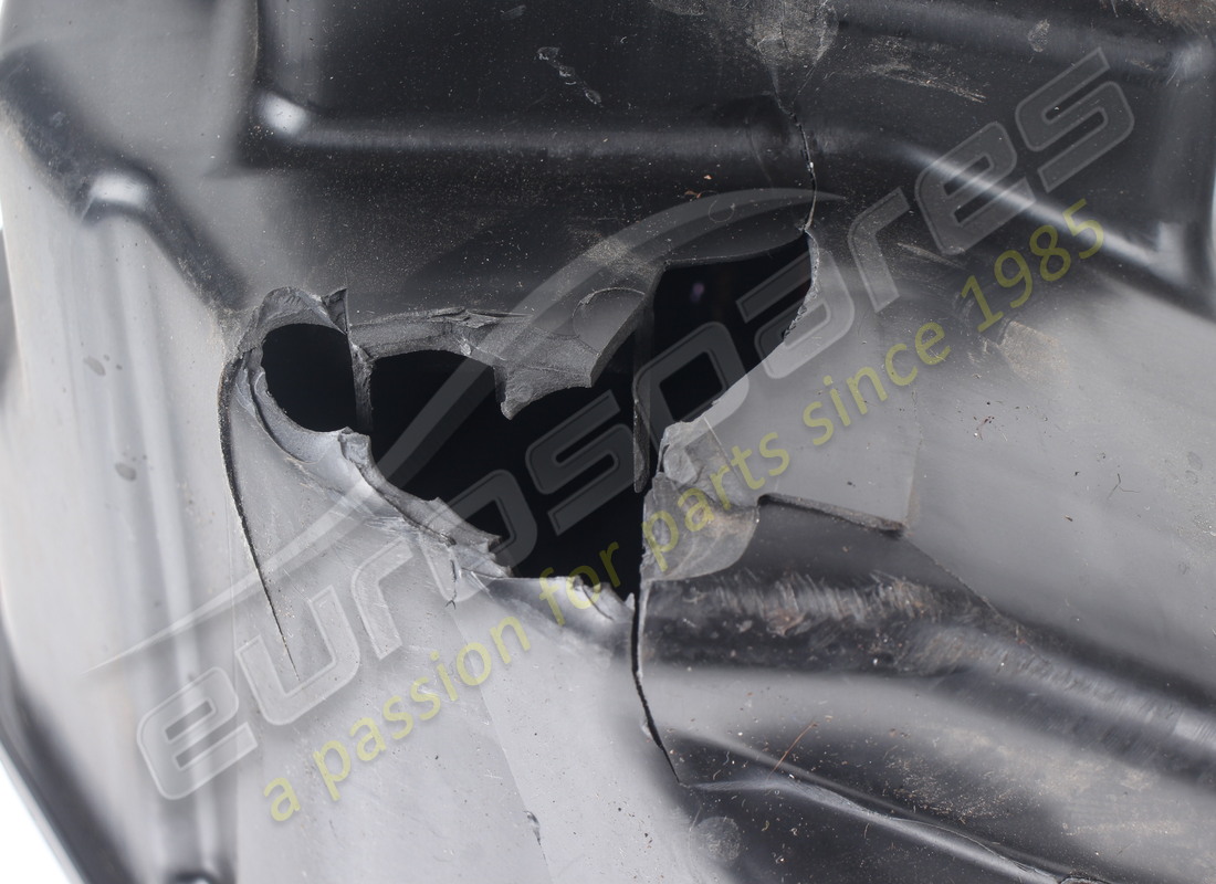 damaged ferrari bass box. part number 318552 (4)