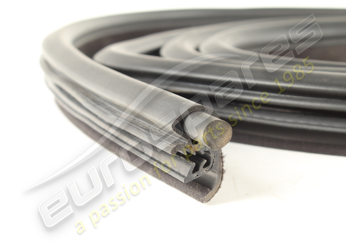 USED Maserati FRONT RH DOOR RING GASKET . PART NUMBER 67475400 (1)