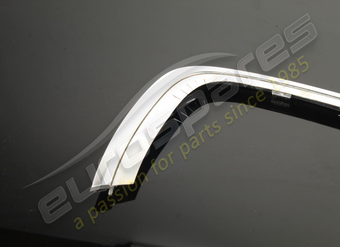 used maserati rh upper rear moulding. part number 68473500 (2)