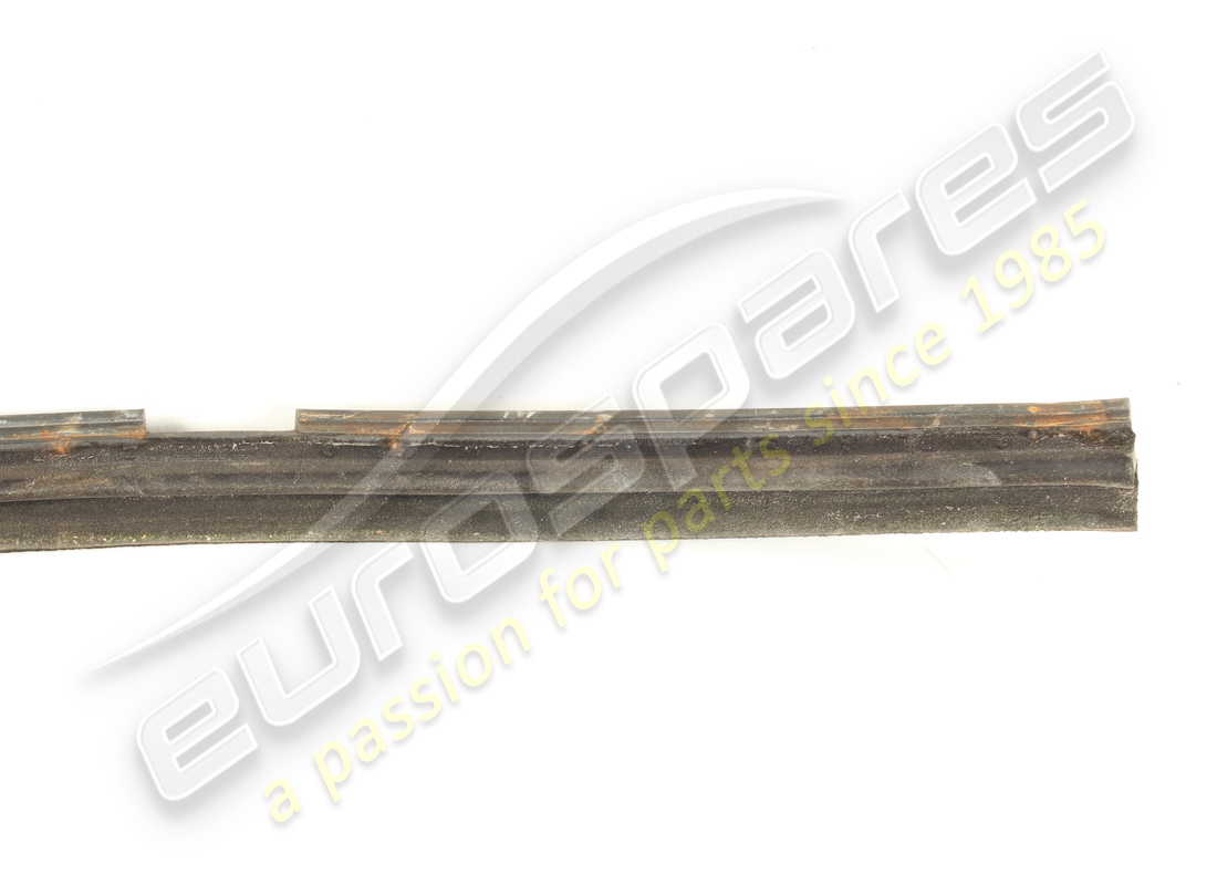 used ferrari rh outer door weatherstrip. part number 64715800 (3)