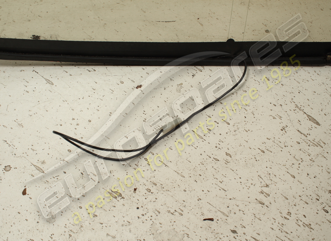 USED FERRARI FRONT WINDSCREEN (CENTRAL ANTENNA CONNECTION). PART NUMBER 63020000 (5) used ferrari front windscreen (central antenna connection). part number 63020000 (5)