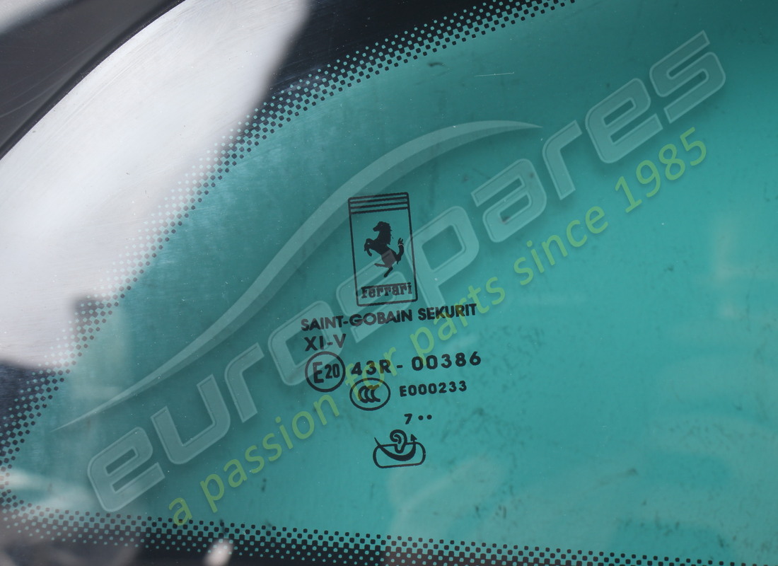 used ferrari rh rear quarterlight. part number 86871100 (2)