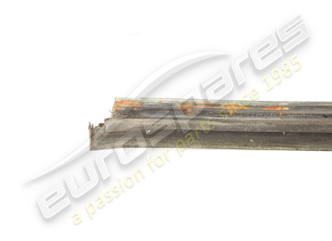 used ferrari rh outer door weatherstrip. part number 64715800 (2)