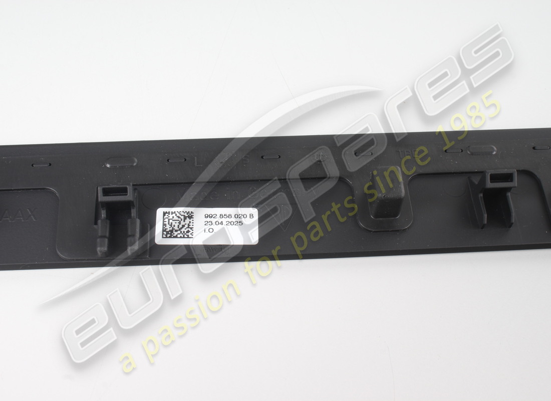 new porsche trim (passenger side) (pr-l0l) black. part number 992858020b5q0 (3)