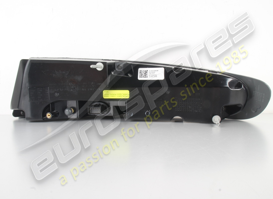 NEW ASTON MARTIN LEFT REAR LIGHT (LE MANS CLEAR). PART NUMBER 8D333710141 (2) new aston martin left rear light (le mans clear). part number 8d333710141 (2)